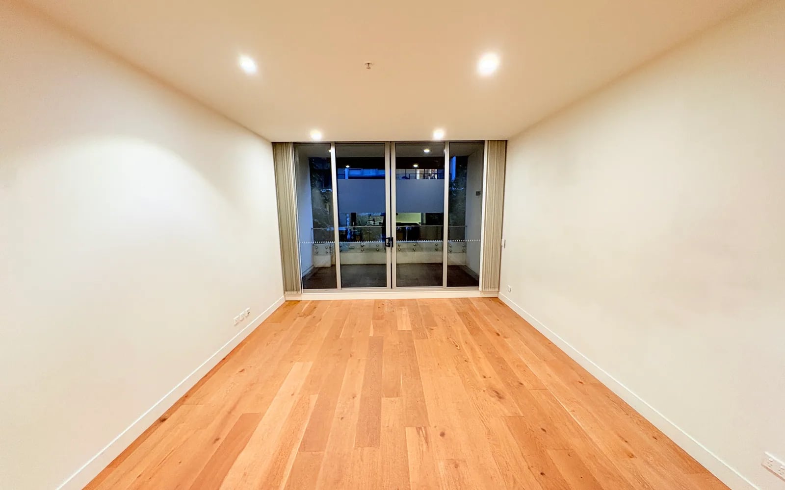 Empty clean apartment living room after OMAKASE end-of-lease cleaning